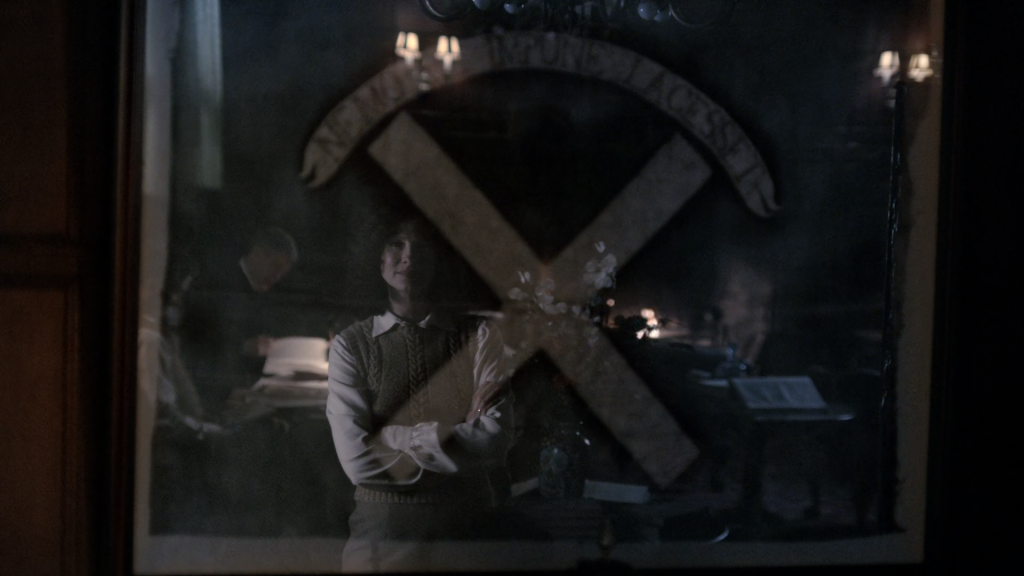 Que Veut Dire Sasena Dans Outlander Episode 5 - Que veut dire cette inscription latine sur la fenêtre du