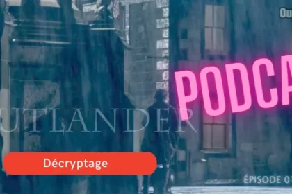 Par une nuit pluvieuse à Inverness, un mystérieux homme en kilt – que l’on découvre plus tard être le fantôme de Jamie Fraser – observe Claire Randall par la fenêtre de sa chambre. Une scène énigmatique qui ouvre la série avec une touche de surnaturel et de destinée. - Outlander Addict épisode 1 Saison 1
