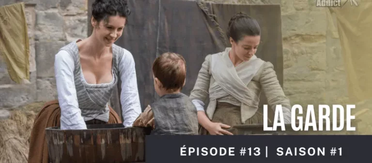 Claire souriante participe à la lessive avec Jenny et le petit Jamie, dans la cour du domaine de Lallybroch – scène domestique paisible dans l’épisode 13.