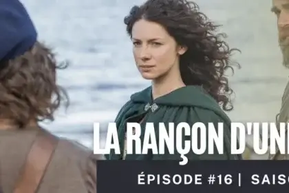 Claire Fraser, vêtue d’une cape verte, se tient aux côtés de membres du clan MacKenzie au bord de l’eau – épisode 16 "La rançon d’une âme", saison 1 de la série Outlander.