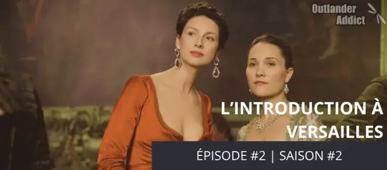 Claire vêtue de sa robe rouge se tient au côté de Louise lors d'une soirée à la cours de Versailles. - Outlander saison 2 épisode 2 "L'introduction à Versailles"