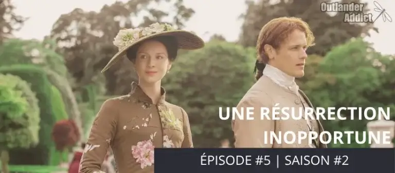 Claire est en compagnie de Jamie dans les jardins de Versailles. Elle porte une robe et un chapeau à fleur très élégante avec une paire de gants jaunes. - Outlander saison 2 épisode 5 "Une résurrection inopportune"