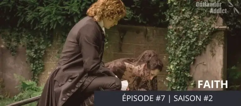 Claire et Jamie tout deux vêtu de noir dépose une des cuillères d'apôtres sur la tombe de Faith. - Outlander saison 2 épisode 7 "Faith"