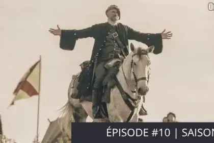 Dougal s'avance sur son cheval les bras en l'air face à l'armée anglaise afin de tester le terrain avant une offensive. - Outlander saison 2 épisode 10 "Prestonpans"
