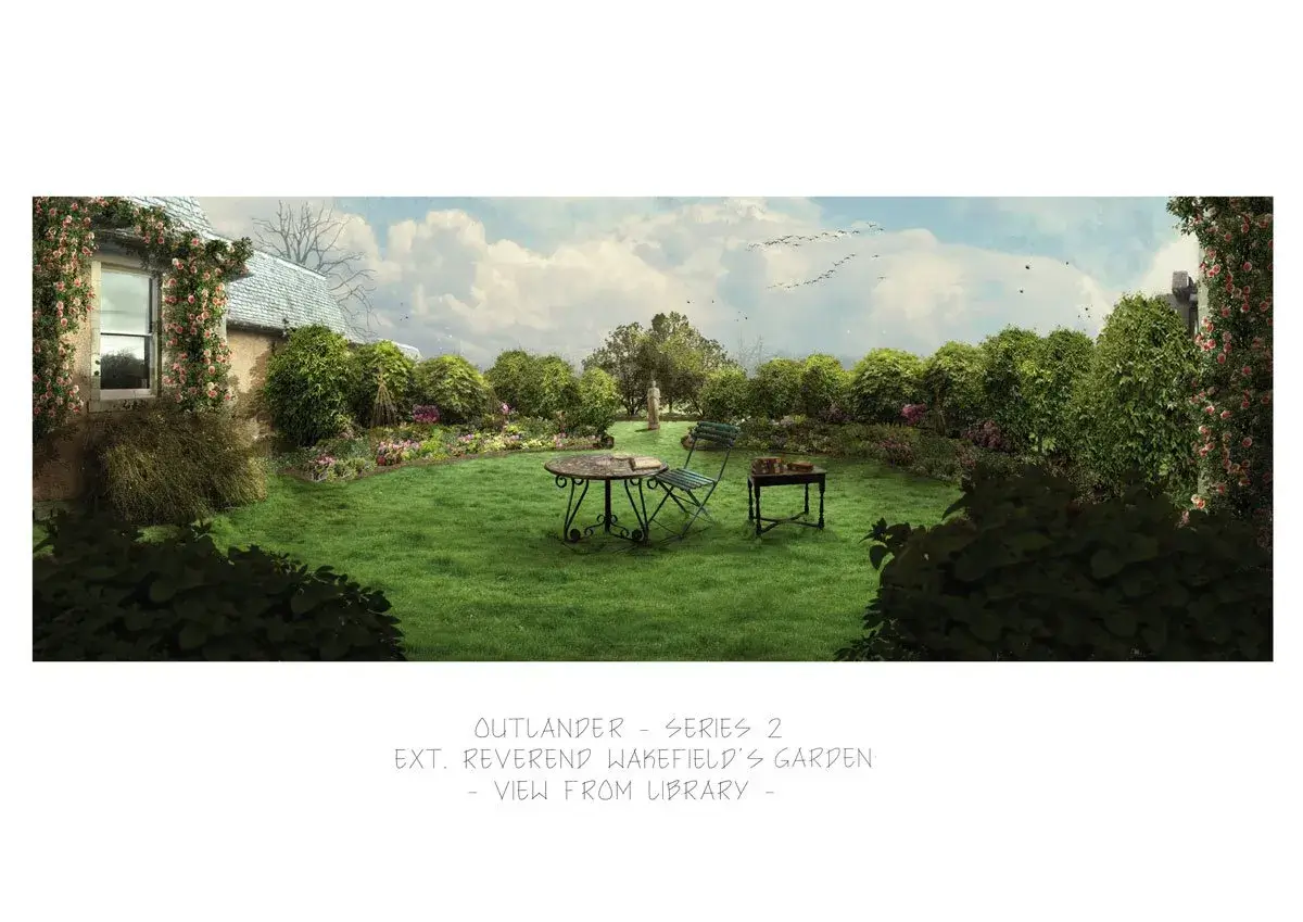 Vue du jardin du Révérend Wakefield dans la saison 2 d’Outlander, premier épisode. La scène montre un jardin verdoyant soigneusement entretenu, avec une table ronde en fer forgé et d'une chaise au centre, entourées de haies fleuries et d’arbustes. Cette perspective est prise depuis une fenêtre de la maison, offrant une ambiance paisible et bucolique, typique du décor britannique de la série.
