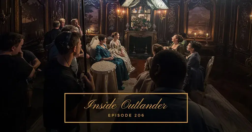 Scène de tournage. -Claire Fraser assiste à une soirée mondaine en compagnie de Louise de Rohan et d'autres dames de la cour dans un somptueux salon du XVIIIe siècle, entourée de l’équipe technique en pleine préparation. - Outlander saison 2 épisode 6