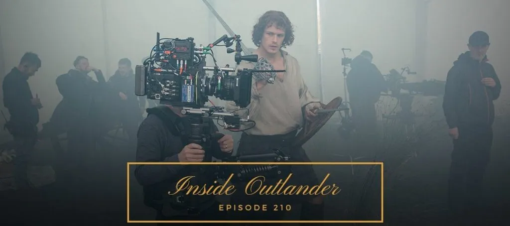 Jamie Fraser épée dans une main, bouclier dans l'autre. Une caméra se trouve à côté de lui. Scène de tournage de la saison 2 épisode 10 "Prestonpans"