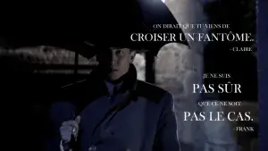 Frank Randall sous la pluie, tenant un parapluie, avec la citation sur le fantôme prononcée par Claire – scène évoquant l’apparition mystérieuse de Jamie dans Outlander.