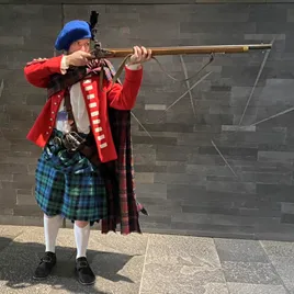 Représentation d'un soldat écossais visant avec un mousquet du 18ème siècle.