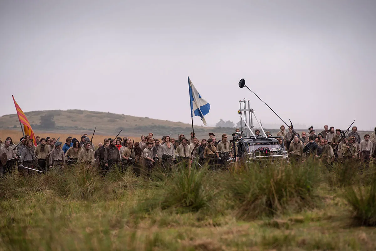 Jamie et ses hommes s'apprêtent à lancer la charge lors de la bataille de Culloden. Image de tournage. - Outlander saison 3 épisode 1