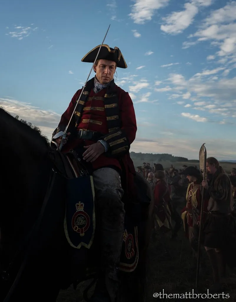 Photo de Black Jack Randall sur son cheval, épée à la main. La scène semble être lors d'un coucher de soleil. - Outlander saison 3 épisode 1 "A chacun son combat"