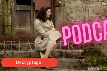 Claire des années 1968 est assise sur les marches de Lallybroch. - Outlander saison 2 épisode 13 "Le Talisman"