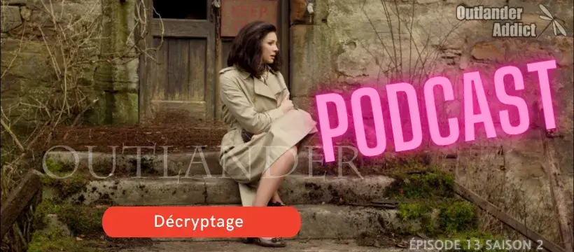 Claire des années 1968 est assise sur les marches de Lallybroch. - Outlander saison 2 épisode 13 "Le Talisman"