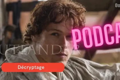 Jamie Fraser, encore blessé après avoir été secouru par Claire, est assis dans l'étable du château de Leoch. Son regard curieux et attentif envers Claire marque le début de leur lien naissant. - Outlander Addict épisode 2 Saison 1