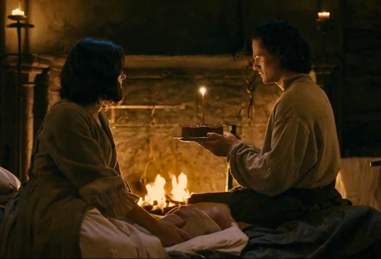 brian et julia près de la cheminée avec le bébé dans l'épisode 6 de Blood of my Blood