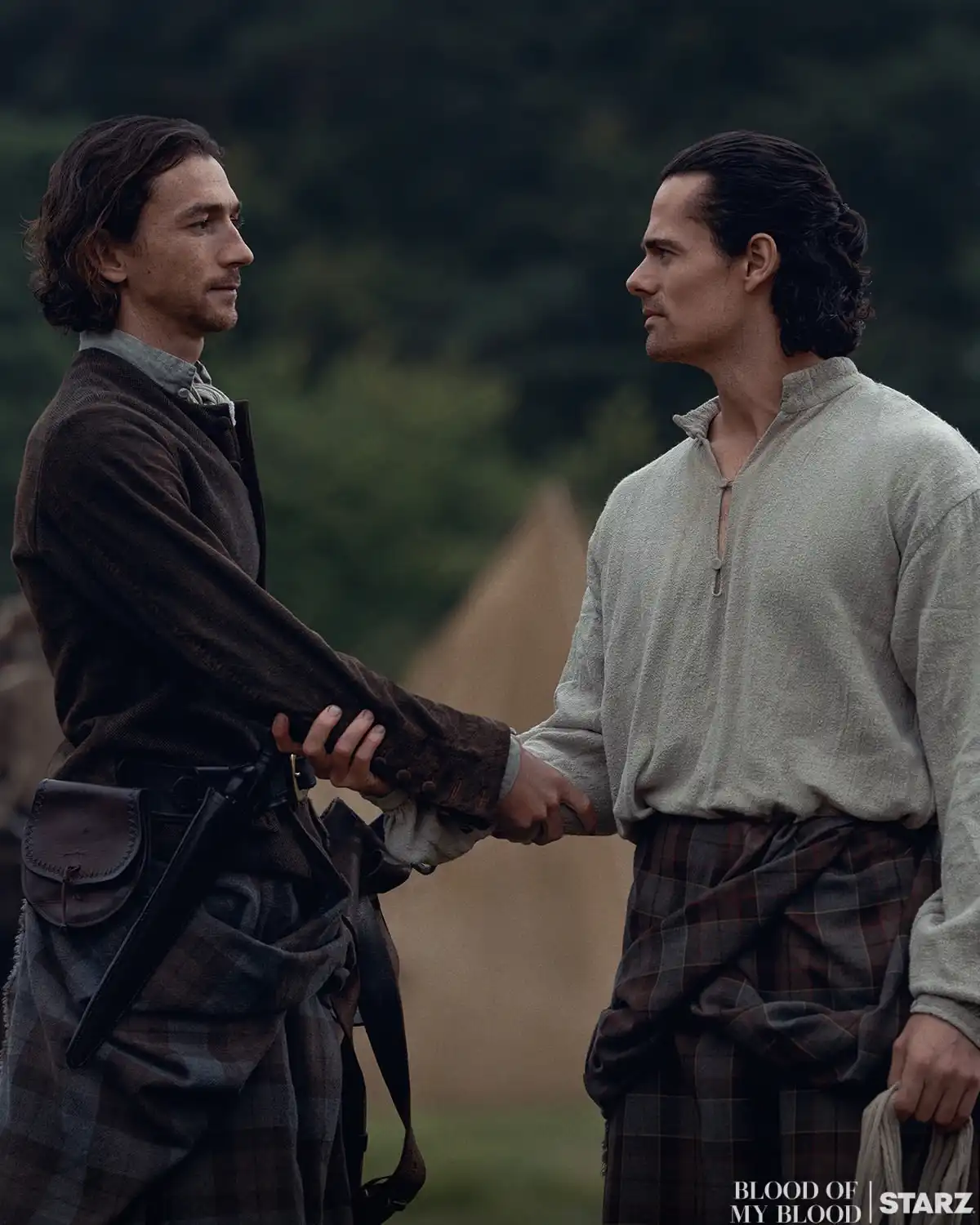 Brian Fraser et Murtagh devant un campement militaire