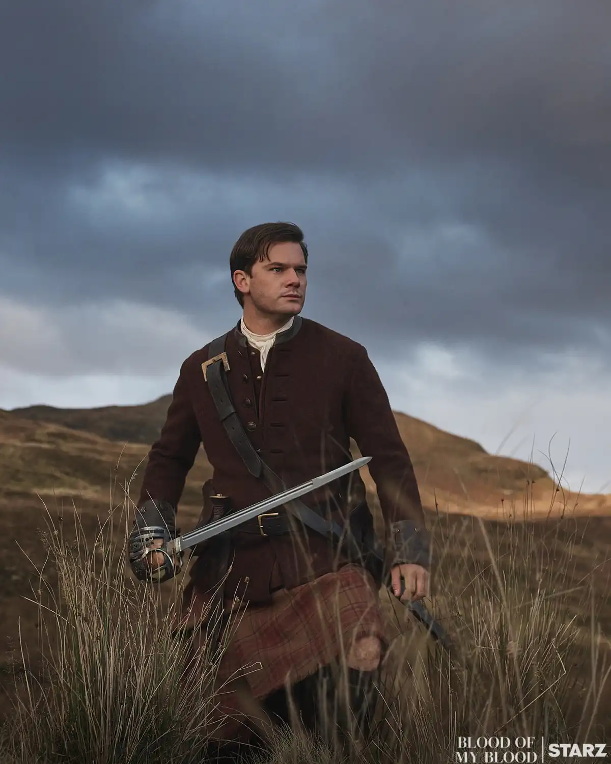 Henry Beauchamp en kilt, épée à la main