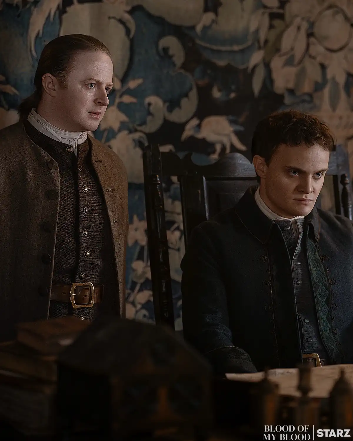 Colum MacKenzie et Ned Gowan devant une tapisserie