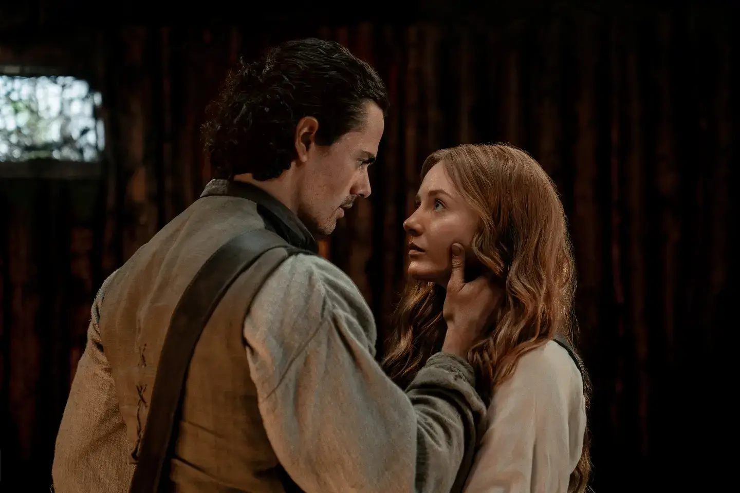 Brian Fraser (Jamie Roy) et Ellen MacKenzie (Harriet Slater) dans la saison 2 de Outlander Blood of My Blood