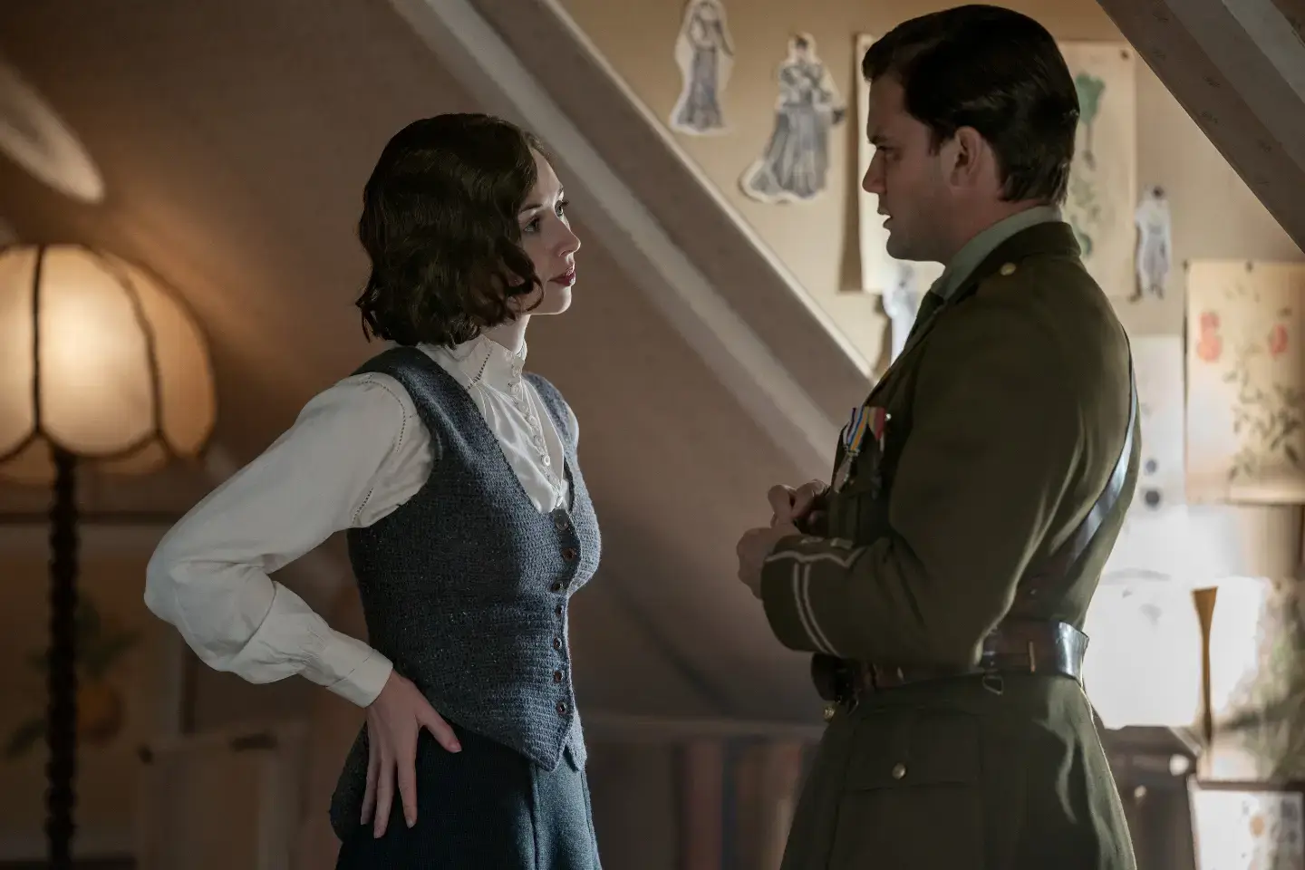 Julia (Hermione Corfield) et Henry Beauchamp (Jeremy Irvine) dans la saison 2 de Outlander Blood of My Blood